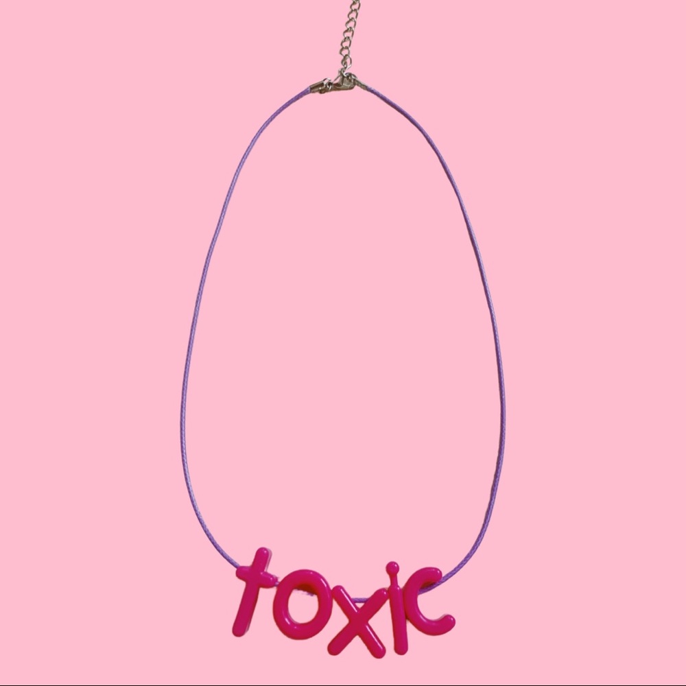 T̆̈Ŏ̈X̆̈Ĭ̈C̆̈ - b̆̈ŭ̈t̆̈ ĭ̈n̆̈ ă̈ s̆̈w̆̈ĕ̈ĕ̈t̆̈ d̆̈ŏ̈s̆̈ă̈ğ̈ĕ̈ Jelly Necklace